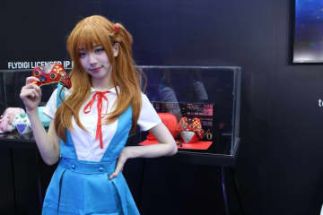 Flydigi、エヴァ2号機コラボ最新コントローラをTGS 2025に出展。ほかにも気になるエヴァデザイン製品がたくさん