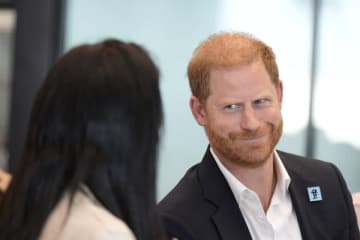 ヘンリー王子　「グレーのスーツを着た男たち」が国王との会談内容を漏えいしたことに激怒