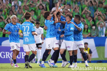 18位・横浜と19位・湘南の裏天王山！勝負を決めたJリーグ9月デビューの｢打ってよし投げてよし｣21歳大学生、最後まで｢共に戦う覚悟を示した｣緑と青の勇者たち
