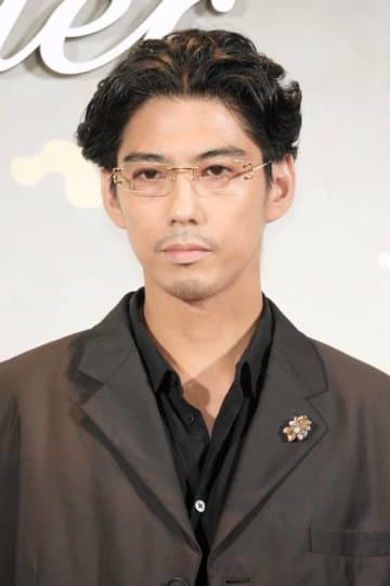 「容赦ない…」賀来賢人、親子2ショットを公開→「かわいすぎる」「良いパパだ」遊ぶ姿に反響