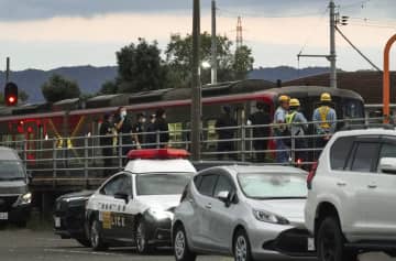 特急にはねられ2人死亡、徳島　線路立ち入りか