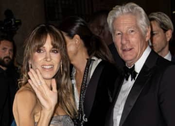 リチャード・ギアと年下妻がミラノ・ファッション・ウィークに来場