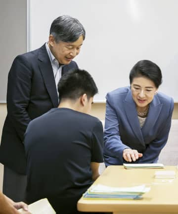 両陛下、滋賀の盲学校授業を見学　盲導犬使用者とも交流