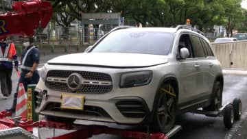 「めっちゃ臭い」高級車もレッカーで“水没駐車場”から搬出…大雨被害から2週間超で作業開始　三重・四日市市