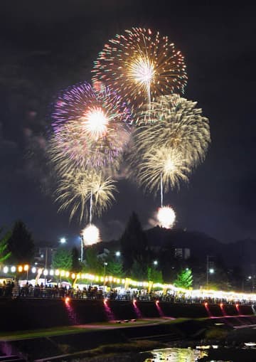秦野たばこ祭、フィナーレ飾る花火2600発　「弘法の火祭」も　2日で36万9千人が来場