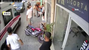 「救急車を呼べ！」　バイクが運転ミスで店のガラスに激突もヘルメットのおかげで軽傷　腕のけが“シャツ”で包帯代わり　トルコ
