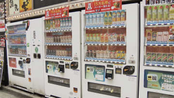 自販機ペットボトル「200円時代」10月も値上げの波でマイボトル市場拡大や各社自販機“サブスク”などお得なサービスも
