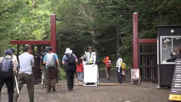 富士登山にサンダルやTシャツ…“軽装”で注意は1100人超　9割以上が外国人　雨具の不備が最多　山梨県から15万人