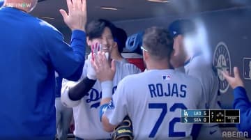 大谷翔平、“55番”から55号で「最後はデコピンポーズ」 HR王よりチーム優先…意地の一発で見せた会心の笑顔