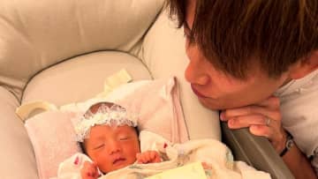 辻希美の夫・杉浦太陽 第5子“夢空ちゃん”を腕の中に抱きミルク 温かさ感じる親子ショット披露「京都帰りで、夢ちゃん」