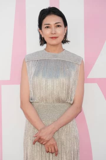 「大胆なスリット」板谷由夏のドレス姿にSNSくぎ付け「大人の色気」「上品でかっこいい！」