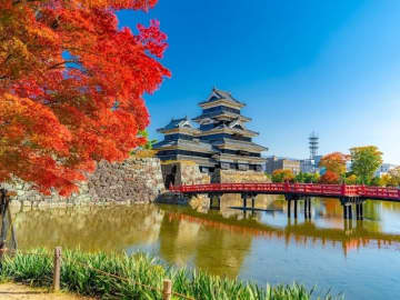 甲信越地方で人気の「紅葉スポット」ランキング！ 2位は「国宝 松本城」、1位は？【専門家の解説も】