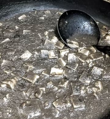 真っ黒な物体の正体…まさかの『麻婆豆腐』だった？！ここまで黒くなってしまった理由とは！？あまりの黒さに「国道かなんかかと思いました」と驚きの声も