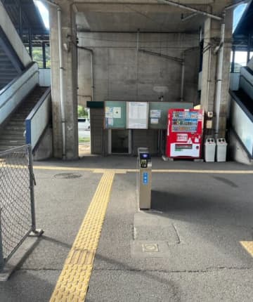 【衝撃画像】これ意味ある…？思わず二度見する『ポツンと改札機』が話題に！あまりに無防備すぎる改札機「これは…ッ！試されてるんですなぁ…」の声も