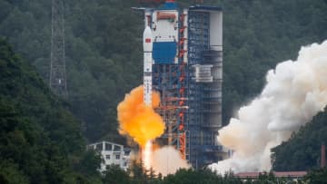中国、試験衛星２基の打ち上げに成功