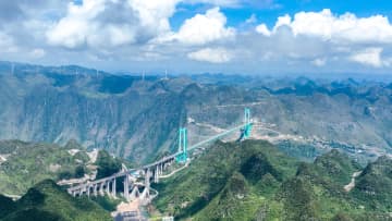 高さ世界一の貴州花江峡谷大橋が開通