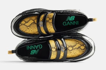 ガニー×ニューバランス「1906L」“スネーク柄”スニーカーローファー、メタルの蝶ロゴパーツ付き
