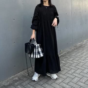 黒ワンピース×スニーカーは最強コンビ！ 大人のおしゃれコーデ実例10選