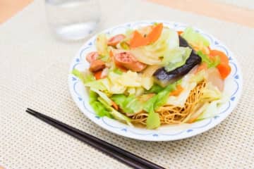 【現役板前が伝授】『レタスあんかけ焼きそば』の作り方を公開！『簡単調理法』でレタスが絶品具材に…プロが伝授する目からウロコの裏技に主婦も大注目「フレッシュ爽やか！」「簡単でいいですね～」の声