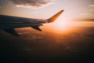 一人旅を快適に過ごすための機内必需品まとめ｜防寒・乾燥・エンタメ・体調管理まで徹底解説！