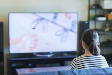 NHK朝ドラ、『ばけばけ』好評だった初回放送の裏で『異例のオープニング』に”クレーム殺到”…ネットでも「小さすぎる」と問題点を指摘する声多数「マジでスタッフの手違いかと思う…」「写真はすごく良くて涙出てくるほどだけど、出演者の名前はアリさんのよう」「映像自体はすごくいいね…」