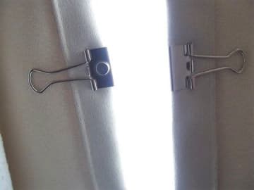 「カーテンすき間防止専用クリップ」を、ダブルクリップと強力磁石で代用！
