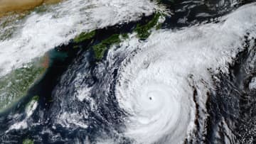 10月もまだまだ続く台風シーズン。散歩や外出時も油断大敵！前線に高潮……警戒したいポイントは？
