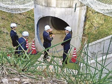 中野洋昌国交相／管路点検技術を視察／民間の下水道研究施設（神奈川県厚木市）で