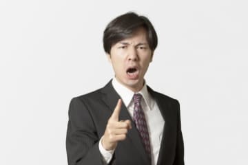 修羅場！社内不倫がバレて、夫が職場に乱入 → 大騒ぎの末、なぜか女性だけが退職する事態に