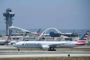 アメリカン航空機が離陸を中止、貨物機が滑走路横切る　米ロサンゼルス空港