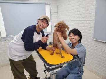 氷川きよし 「ワンちゃんたちと過ごす時間が歌のエネルギーになる」過酷な環境からレスキューされた保護犬を相葉雅紀とトリミング