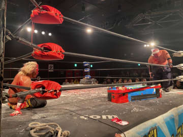 【大日本】影山道雄がアブドーラ・小林との蛍光灯デスマッチ制す！ 試練の最終戦に伊東優作を指名