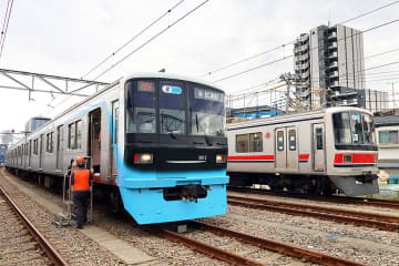 東急目黒線と新横浜線リニューアル車両お披露目　前面に「笑顔の口元」、10月2日運転開始