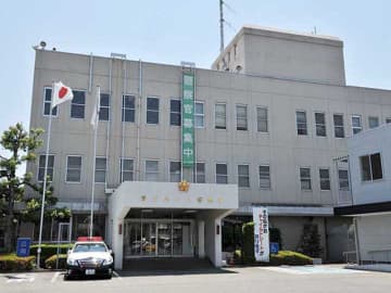 雑木林に男性遺体　火が上がるのを女性が発見し119番　焼け跡から1人用テントの骨組みと遺体見つかる　男性は30～60代、損焼以外で目立った外傷なし　身元が分かる所持品もなし