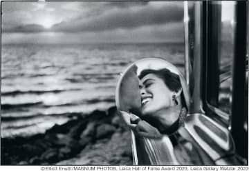 時代を超えて写真の対話を繰り広げる エリオット・アーウィット＆ジョン・サイパル写真展「In Conversation: A Photographic Dialogue Between Elliott Erwitt and John Sypal」