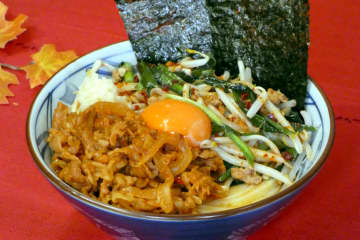 丸亀製麺「旨辛 肉盛りニラ玉ぶっかけうどん」登場