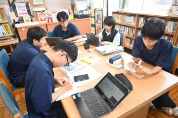 《広角レンズ》情報の真偽　眼力培う　水戸工高で実践　紙とデジタル駆使　茨城
