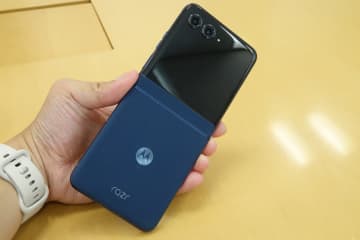 ドコモから「motorola razr 60d」、10月発売