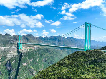 「地球の裂け目」をまたぐ世界一高い橋、中国で開通