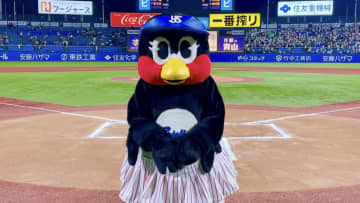 「ちゃんとみてた？やりきったよ」ヤクルトつばみ、兄・つば九郎不在の1年を完走 神宮最終戦の終了報告にファンもらい泣き