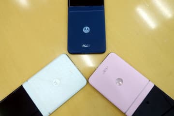 ソフトバンクから「motorola razr 60s」、月1円×24カ月