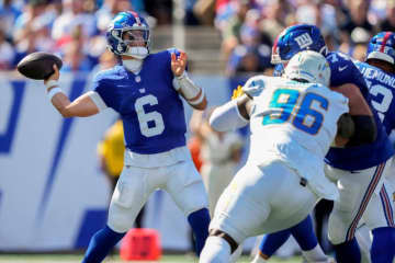 チャージャーズ戦ではQBダートをはじめとするジャイアンツの新人選手が活躍