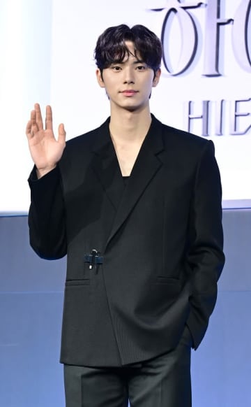 女優と交際中の『暴君のシェフ』俳優イ・チェミン、“匂わせ投稿”やカップルリングについて説明「それは秘密」