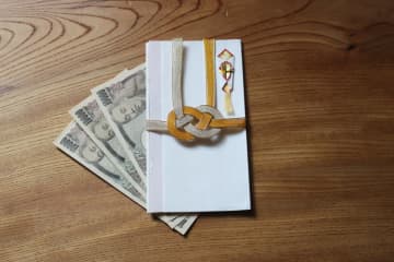 20代後半、友人の「結婚ラッシュ」で“ご祝儀貧乏”に…3万円も払えないので「3000円」では失礼にあたりますか？ 関係性ごとの相場とは