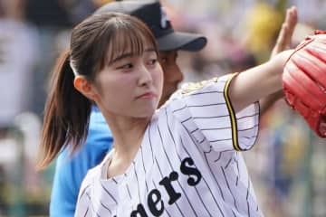 大胆投球→倒れ込み赤面…人気女子アナがSNSで報告　大役にファン虜「絶世の美女」