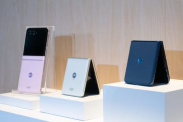 モトローラ、耐久性高めた縦折りスマホ「razr 60」。目黒蓮さん出演新CMも公開