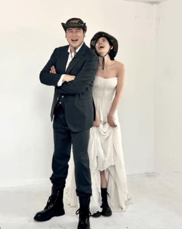 8歳年下女優と結婚の韓国俳優、迷彩帽＆コンバットブーツ姿のウェディング写真公開！【PHOTO】