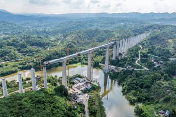 渝万高速鉄道・五歩河複線特大橋、主径間の閉合完了　中国重慶市