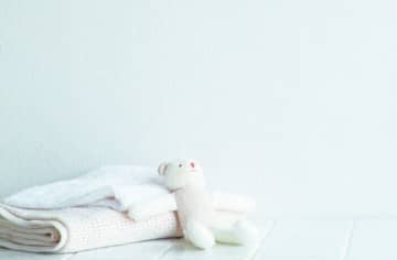 空気が乾燥する秋。生まれてすぐの赤ちゃんの肌を守る、毎日のスキンケアの基本と正しい保湿方法【小児皮膚科医監修】