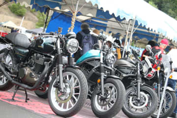 バイクの祭典「デイトナ・茶ミーティング」が秋分の日に開催！  モトメガネ撮影会も大盛況
